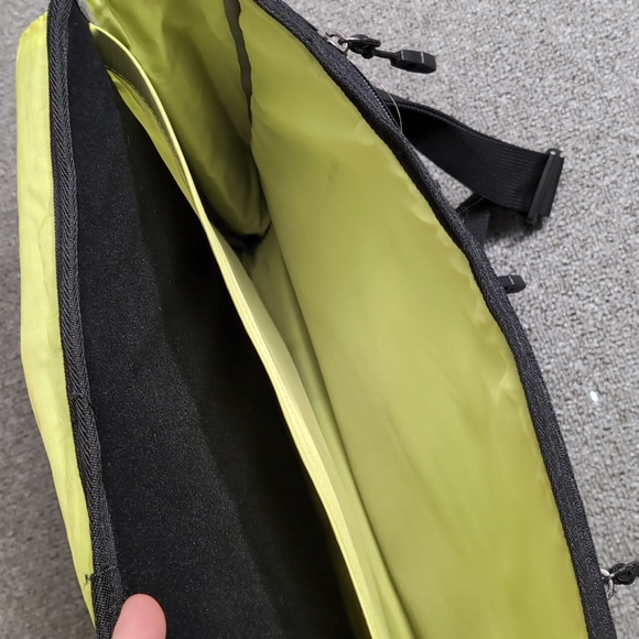 Granite Gear Waterproof Cross-Body Messenger Bag G7063-1 Black NWOT - Picture 13 of 16